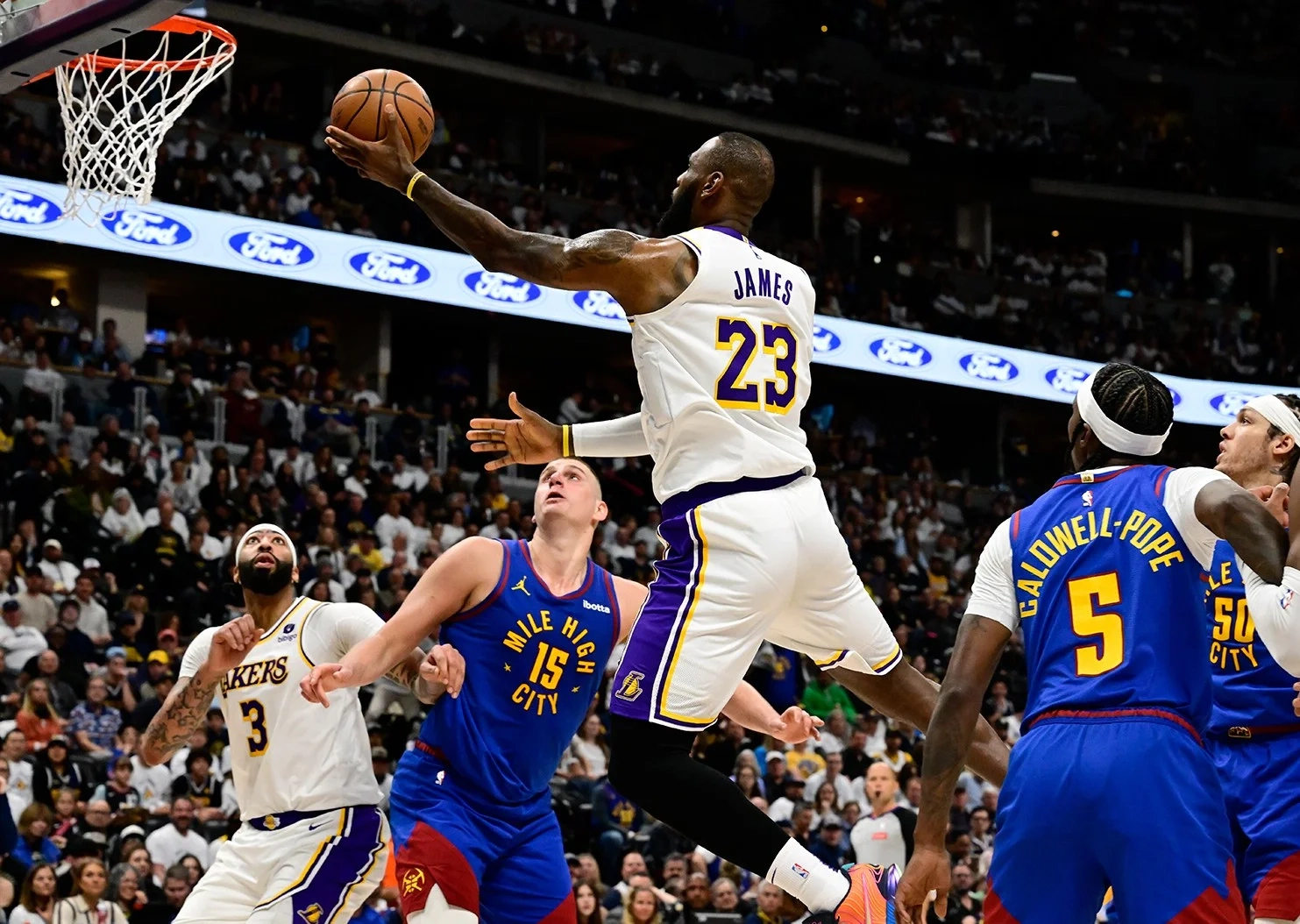 NBA篮球比赛激烈对抗场面